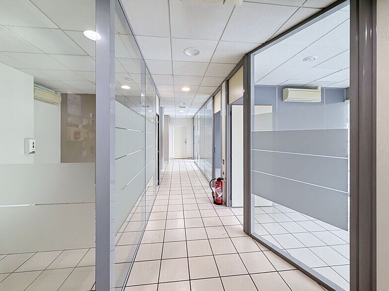 Retail in Maisons-Alfort for lease - Interior Photo - Image 2 of 7