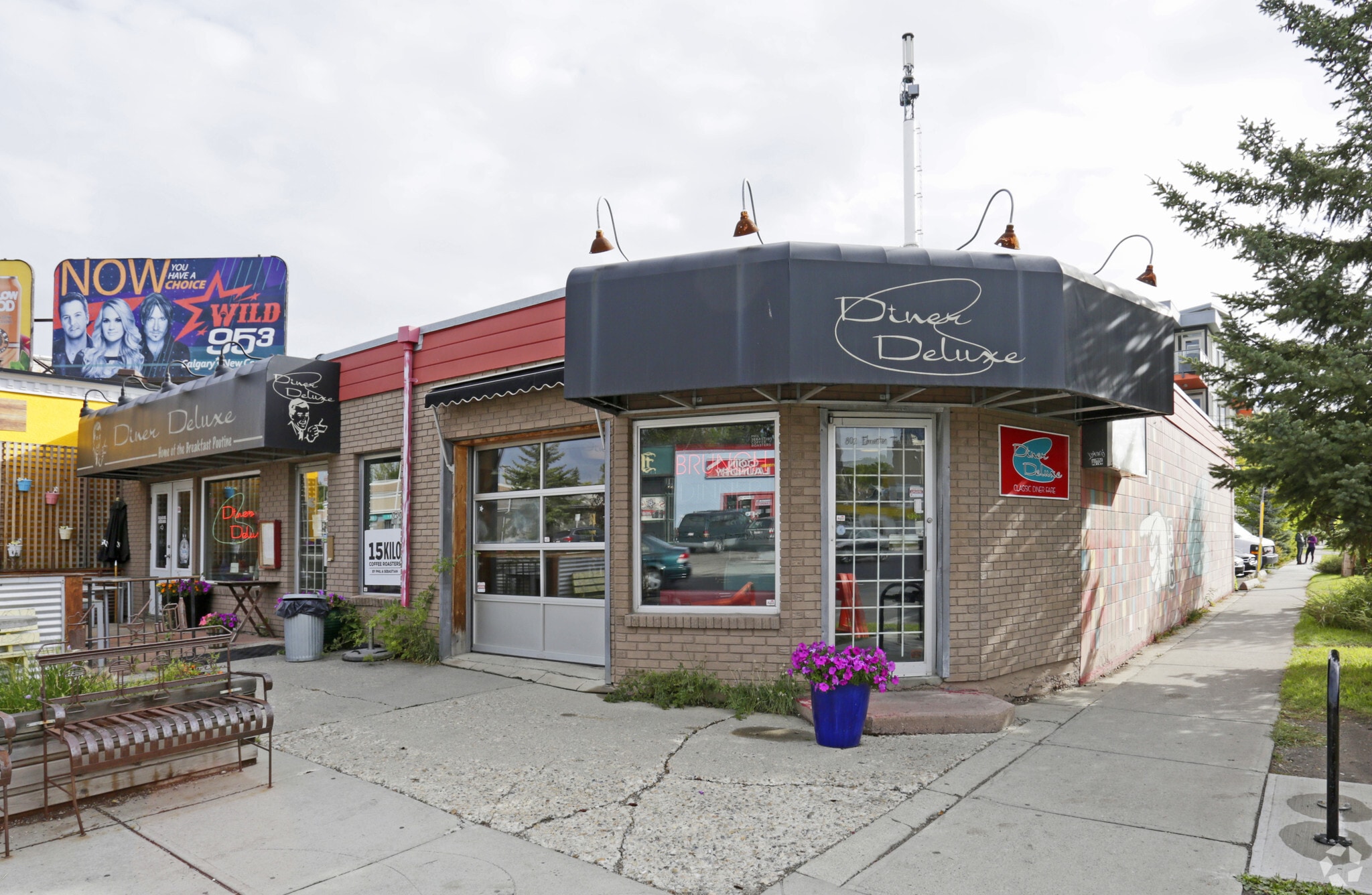 802 Edmonton Trl NE, Calgary, AB for sale Primary Photo- Image 1 of 1