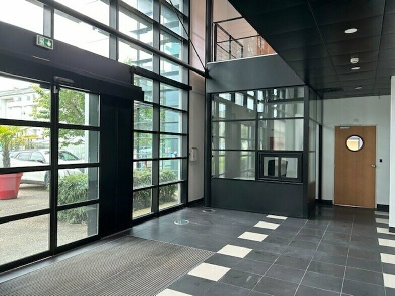 10 Avenue Marcel Mérieux, Tours for lease - Lobby - Image 3 of 12