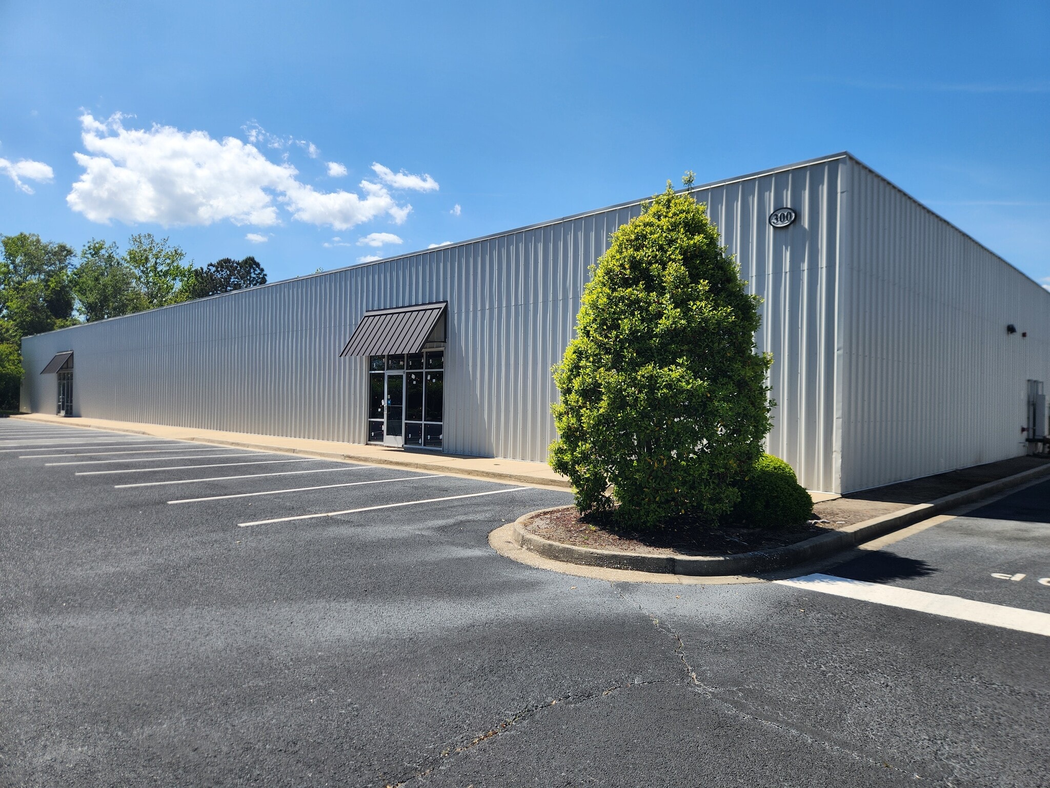 300 Commerce Center Dr, Brunswick, GA for sale Primary Photo- Image 1 of 4