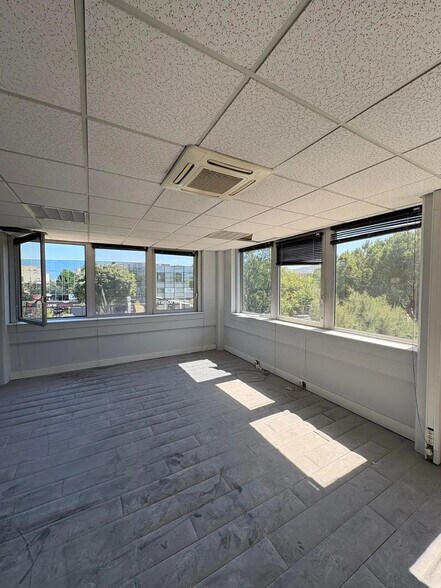 Office in Marseille for lease - Interior Photo - Image 3 of 6