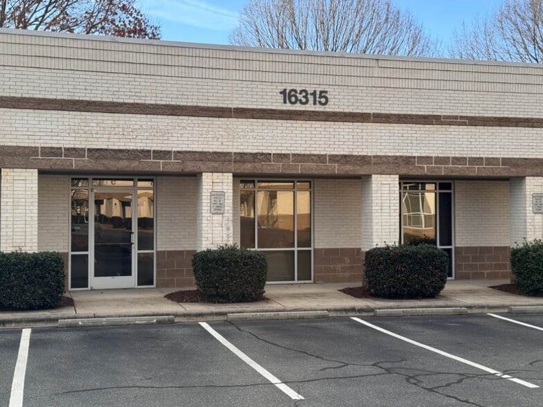 16315 Northcross Dr, Huntersville, NC à louer - Photo du bâtiment - Image 3 de 13