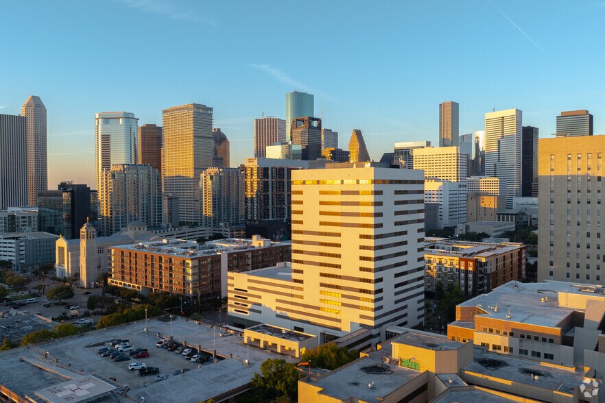 1315 St Joseph Pky, Houston, TX à vendre - Photo du bâtiment - Image 1 de 33