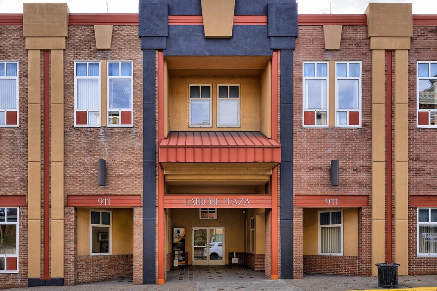 911 Ligonier St, Latrobe, PA à vendre - Photo du bâtiment - Image 3 de 21