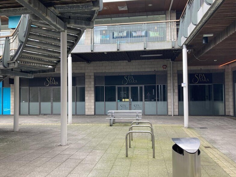 Village Sq, Brighton à louer - Photo du bâtiment - Image 3 de 8