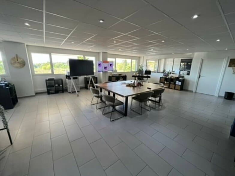 Office in Éguilles for lease - Interior Photo - Image 1 of 3
