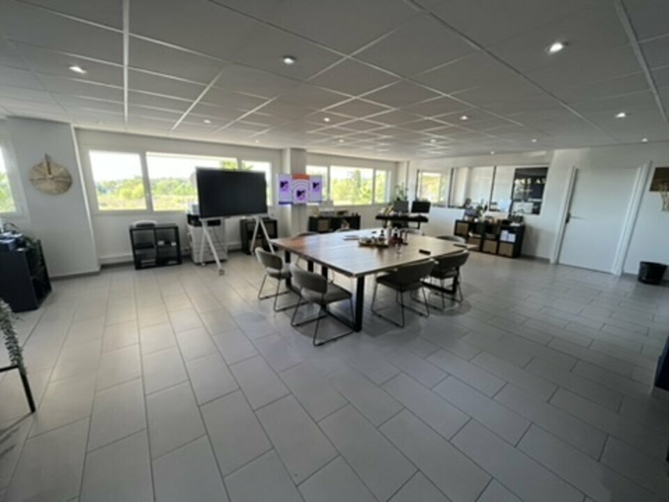 Bureau dans Éguilles à louer Photo intérieure- Image 1 de 4