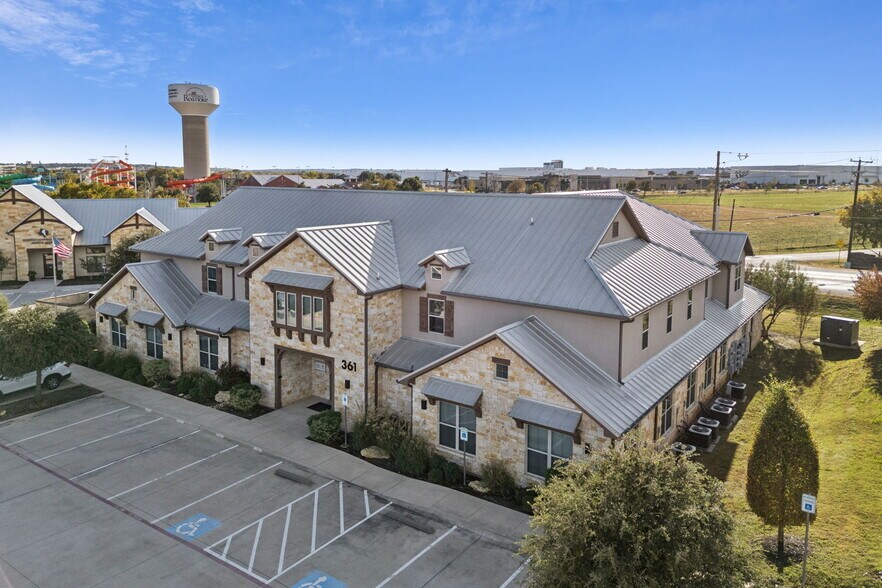 361 W Byron Nelson Blvd, Roanoke, TX à vendre - Photo du bâtiment - Image 2 de 16