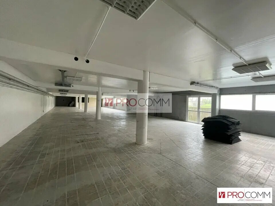 Flex in Chartres for lease Interior Photo- Image 1 of 6