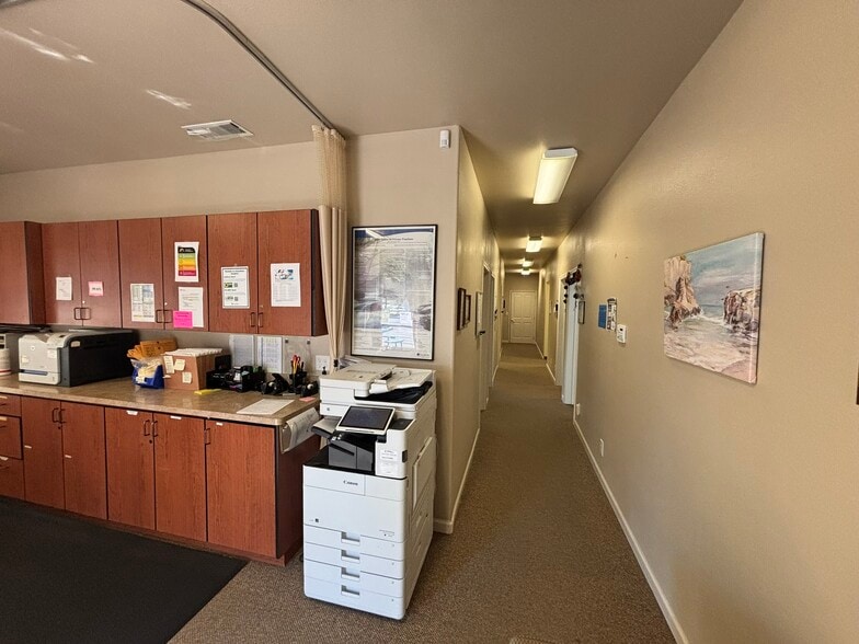 2230 Kingwood St, Florence, OR for sale - Interior Photo - Image 2 of 23