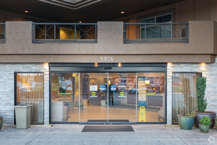 5978 Glover Rd, Langley, BC à louer - Photo du bâtiment - Image 3 de 3