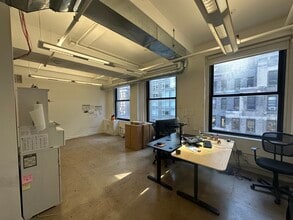 223-225 W 35th St, New York, NY for lease Interior Photo- Image 1 of 3