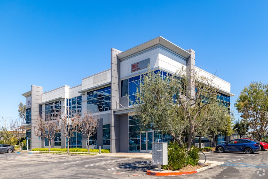 887-889 N Douglas St, El Segundo, CA for lease - Primary Photo - Image 1 of 34