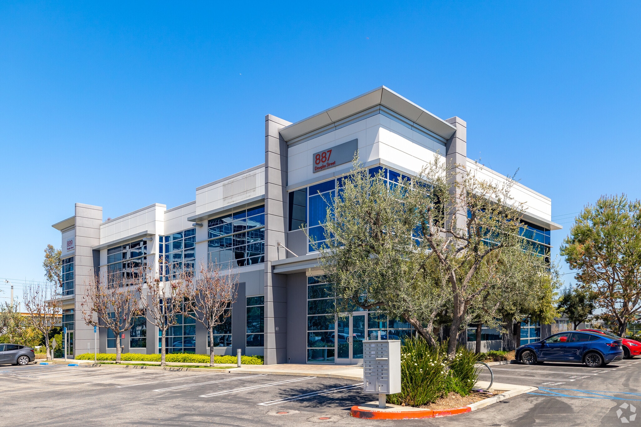 887-889 N Douglas St, El Segundo, CA for lease Primary Photo- Image 1 of 35