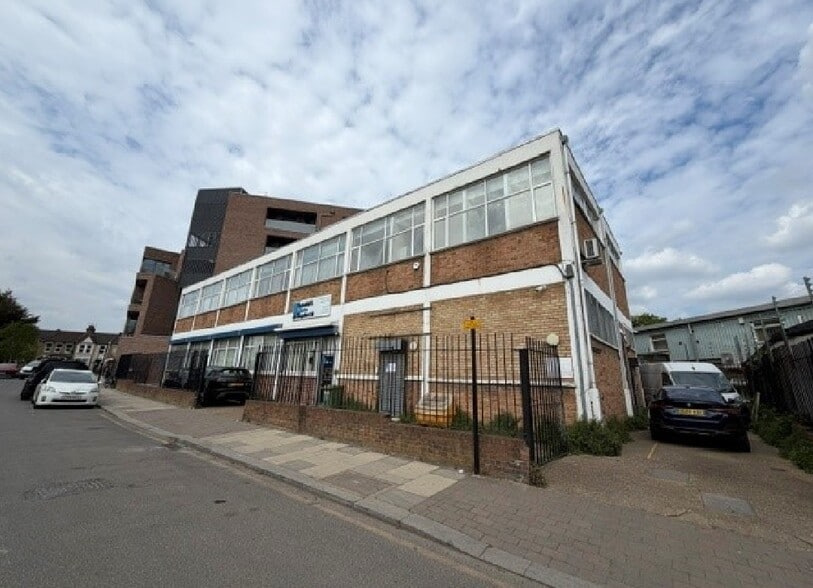2 Constable Cres, London for lease - Building Photo - Image 3 of 10