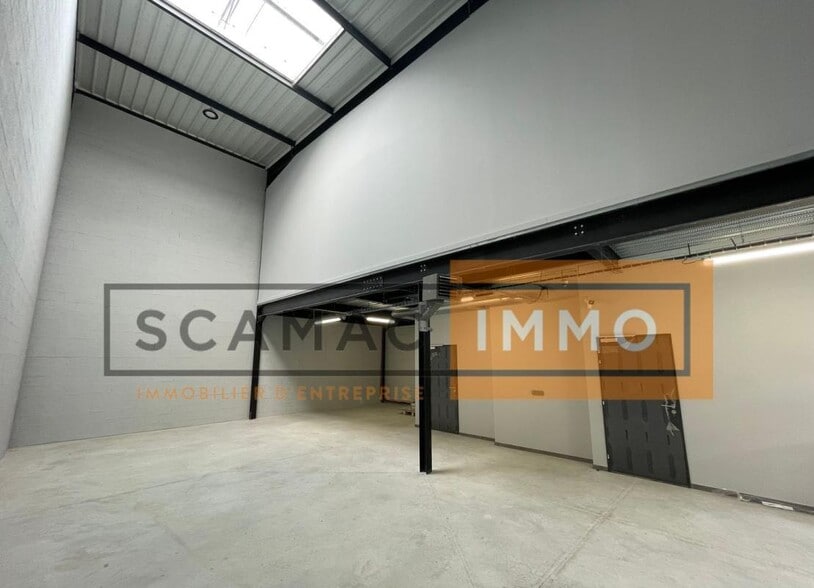 Industrial in Courtry for lease - Building Photo - Image 1 of 8