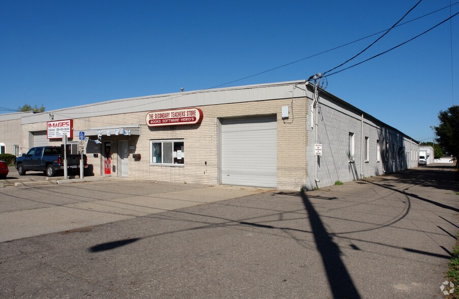 3517 E 10 Mile Rd, Warren, MI à louer - Photo principale - Image 1 de 2