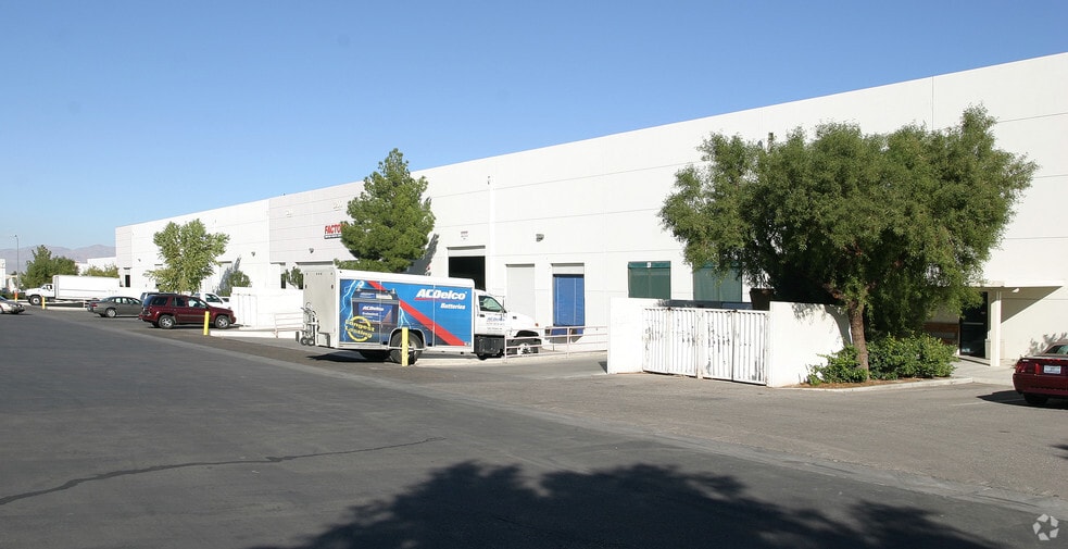 3211 Sunrise Ave, Las Vegas, NV à louer - Photo du bâtiment - Image 3 de 4