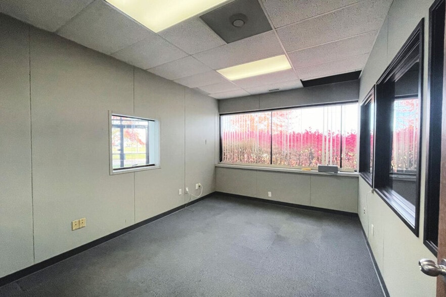 29401 Stephenson Hwy, Madison Heights, MI for sale - Interior Photo - Image 3 of 6