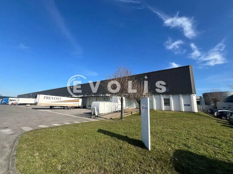 Office in Vénissieux for lease - Building Photo - Image 1 of 5