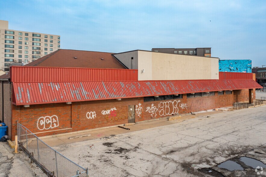 2053 N Milwaukee Ave, Chicago, IL for lease - Building Photo - Image 3 of 5