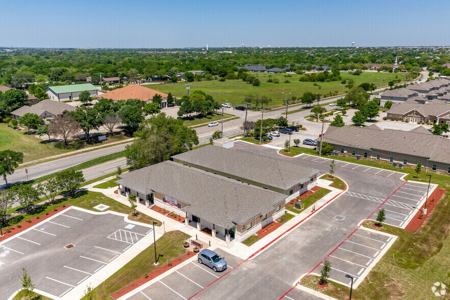 201 N Heatherwilde Blvd, Pflugerville, TX à louer - Photo du bâtiment - Image 3 de 6