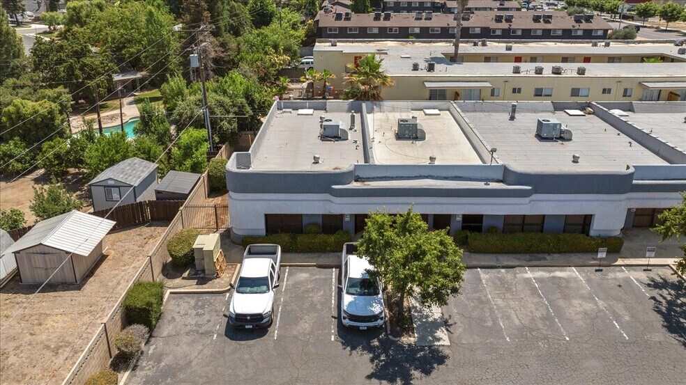 236-248 W Caldwell Ave, Visalia, CA à louer - Photo du bâtiment - Image 2 de 21