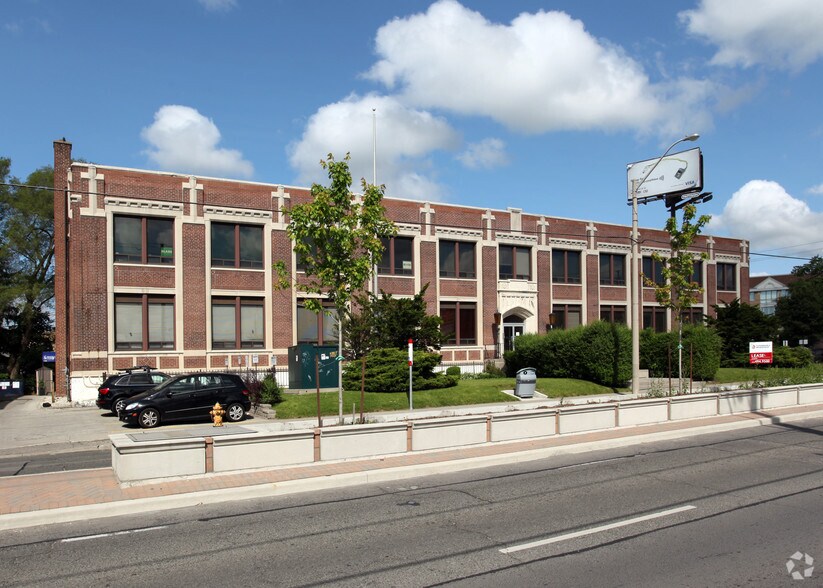 150 Laird Dr, Toronto, ON à vendre - Photo du bâtiment - Image 1 de 1