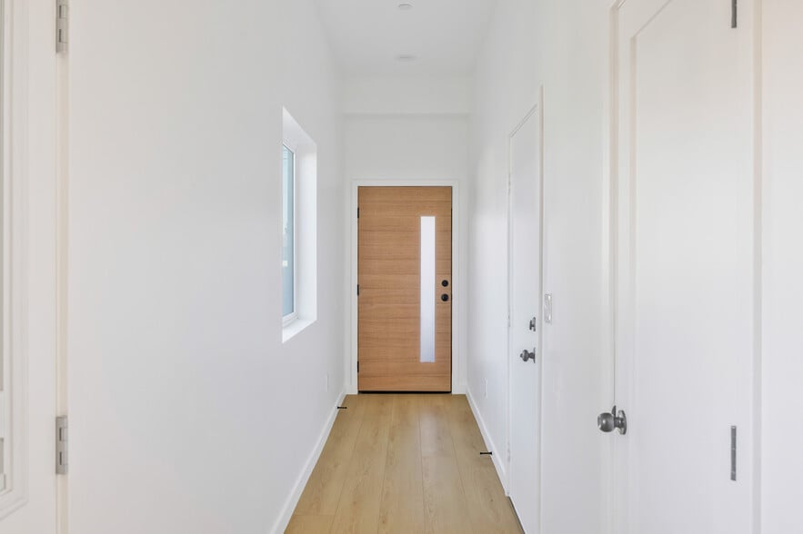 10905 Dalerose Ave, Inglewood, CA for sale - Primary Photo - Image 1 of 68