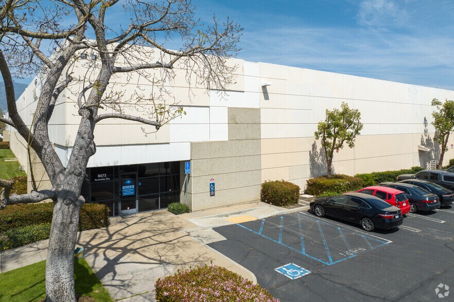 8675 Rochester Ave, Rancho Cucamonga, CA à louer - Photo du bâtiment - Image 3 de 7