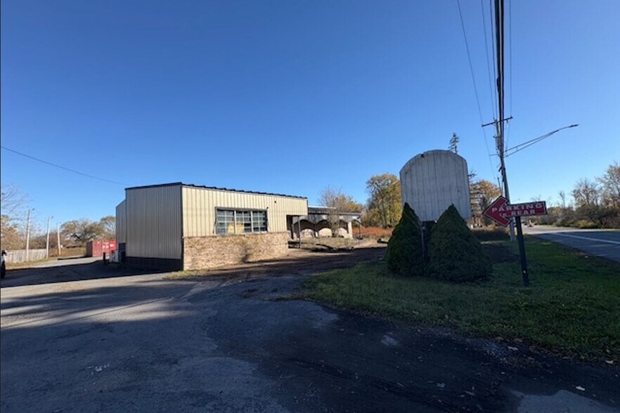 9334 Brewerton Rd, Brewerton, NY à vendre - Photo du bâtiment - Image 2 de 6