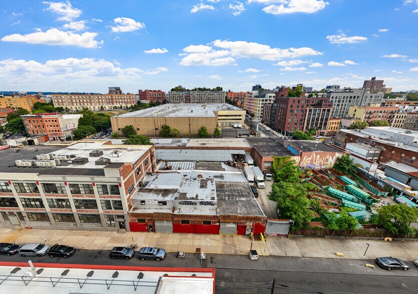 200 Cook St, Brooklyn, NY à vendre - Photo du bâtiment - Image 2 de 6