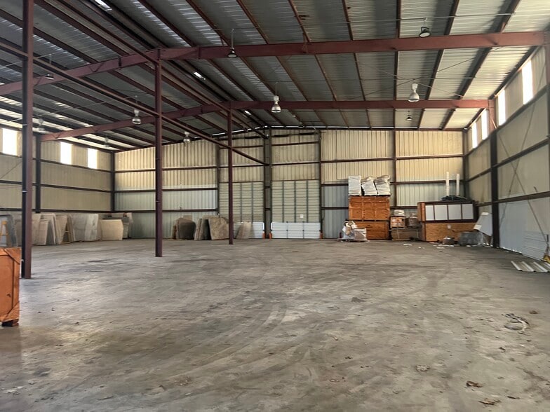 5809-5817 Centralcrest St, Houston, TX for lease - Building Photo - Image 3 of 6