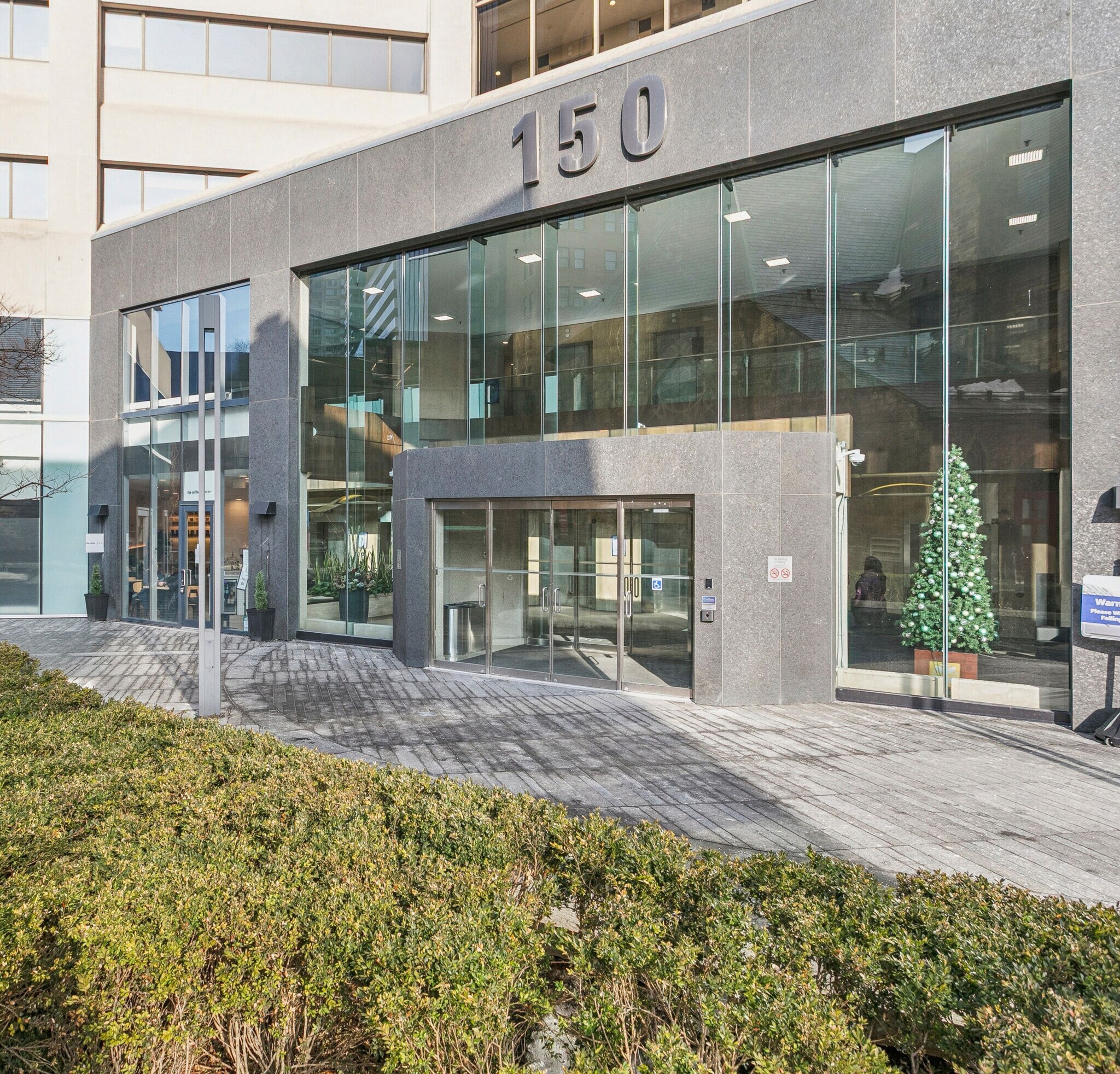 150 Bloor St W, Toronto, ON à louer Photo du bâtiment- Image 1 de 12