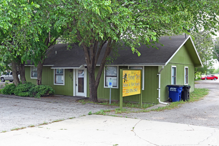 205 Taylor St, Hutto, TX à louer - Photo du bâtiment - Image 2 de 18