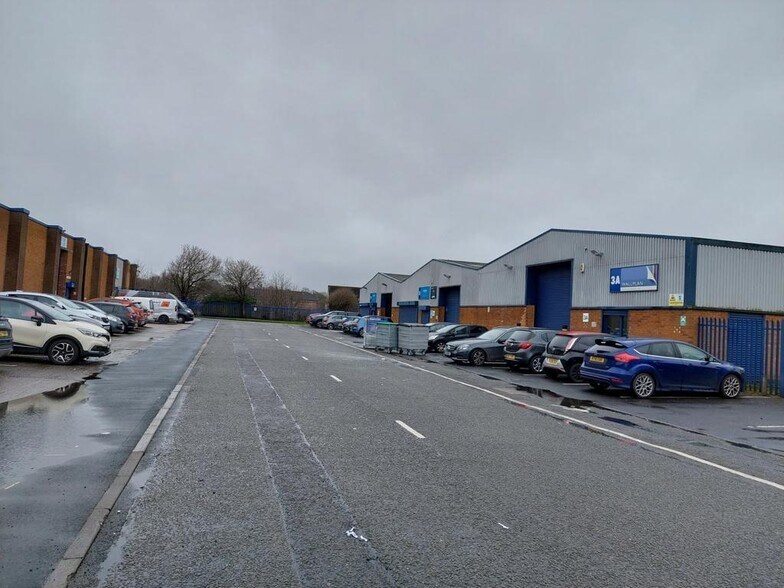 3B Summit Cres, Smethwick for lease - Building Photo - Image 3 of 15