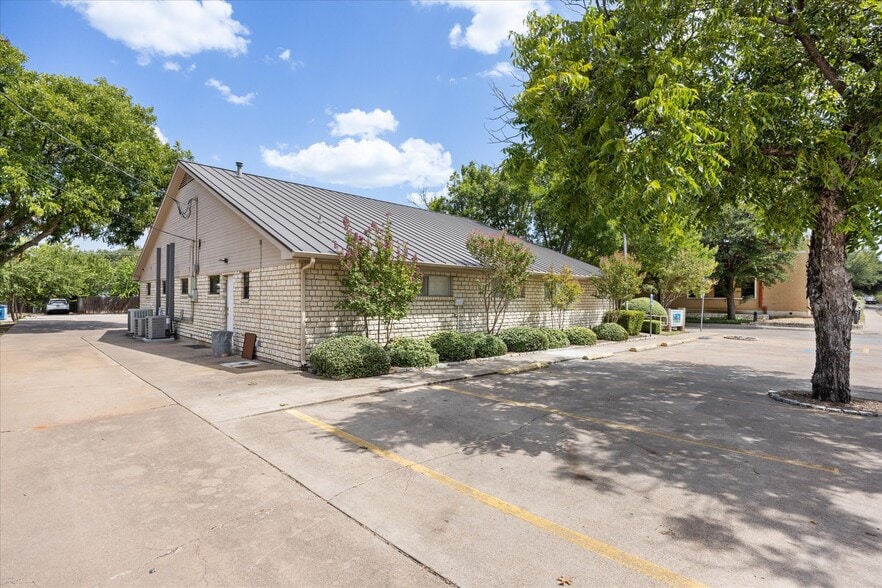 310 W Bluff St, Granbury, TX for sale - Building Photo - Image 3 of 56