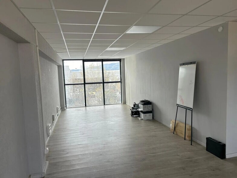 Office in Aubagne for lease - Interior Photo - Image 3 of 5