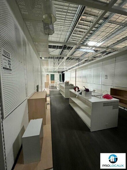 Retail in SAINT EGREVE for lease - Interior Photo - Image 3 of 3