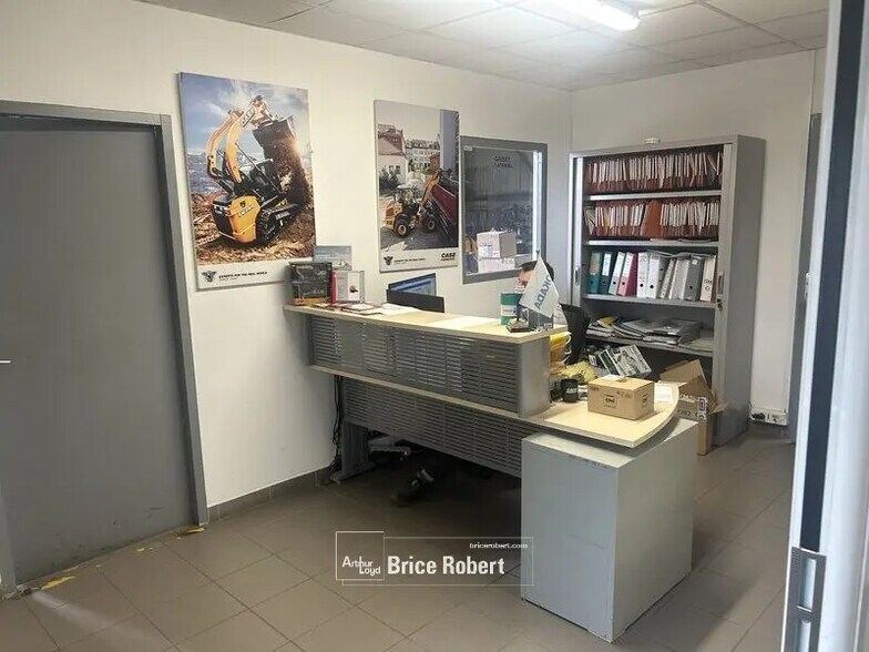 Office in Saint-Bonnet-de-Mure for lease - Interior Photo - Image 2 of 7