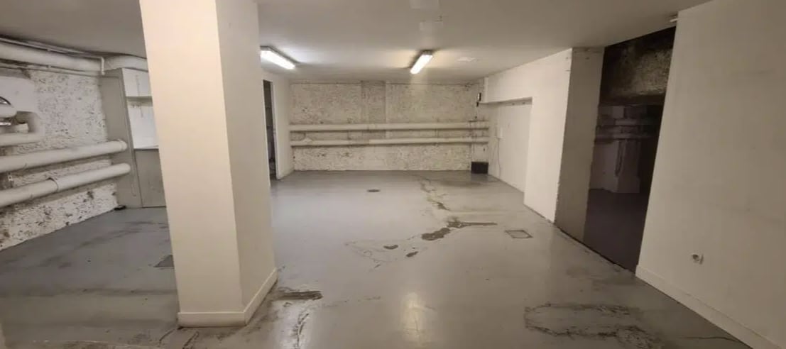 Retail in Paris for lease Interior Photo- Image 1 of 5