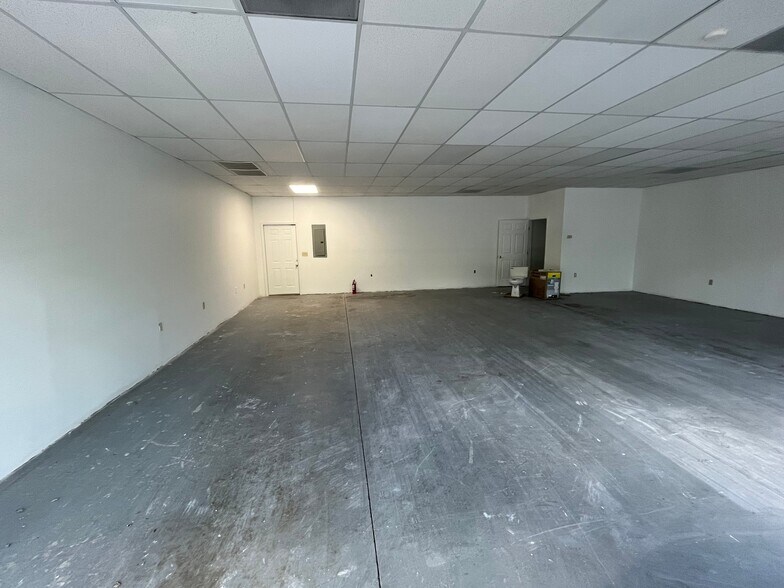 1303 7th Ave E, Hendersonville, NC à louer - Photo du bâtiment - Image 3 de 7