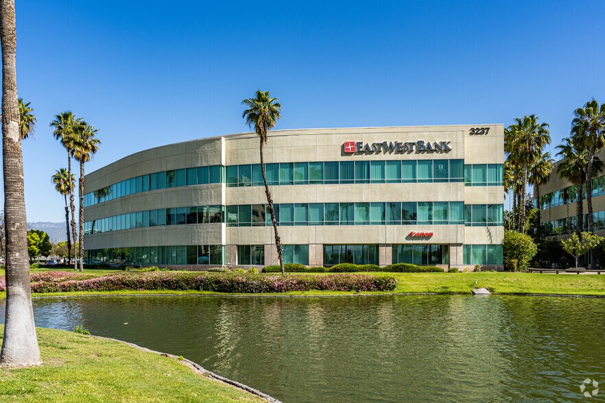 3237 E Guasti Rd, Ontario, CA à louer - Photo du bâtiment - Image 3 de 6