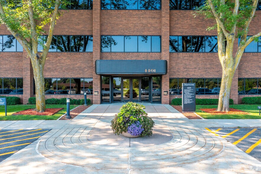 4401 Westown Pky, West Des Moines, IA à louer - Photo du bâtiment - Image 3 de 4