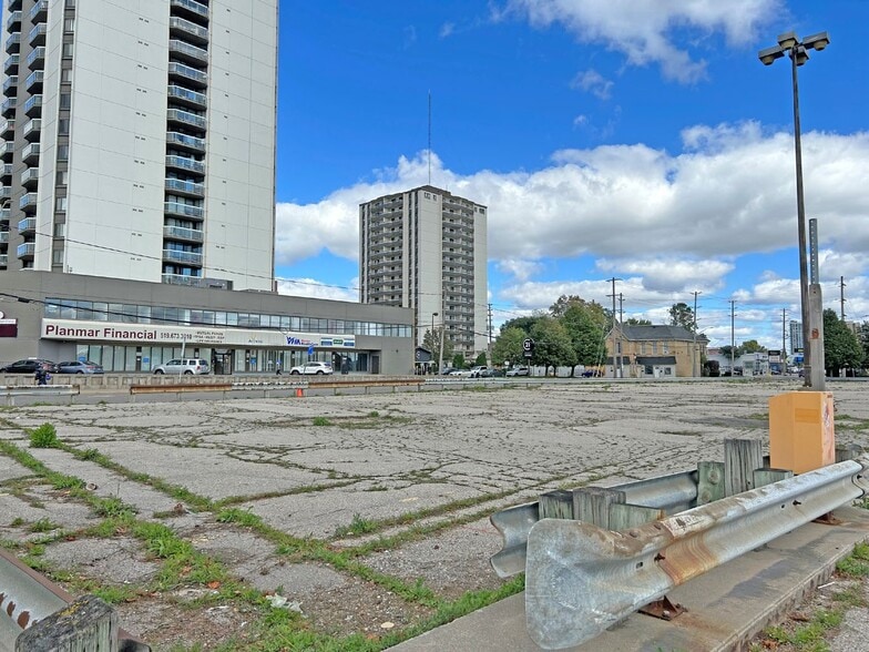 415 York St, London, ON à vendre - Photo du bâtiment - Image 1 de 2