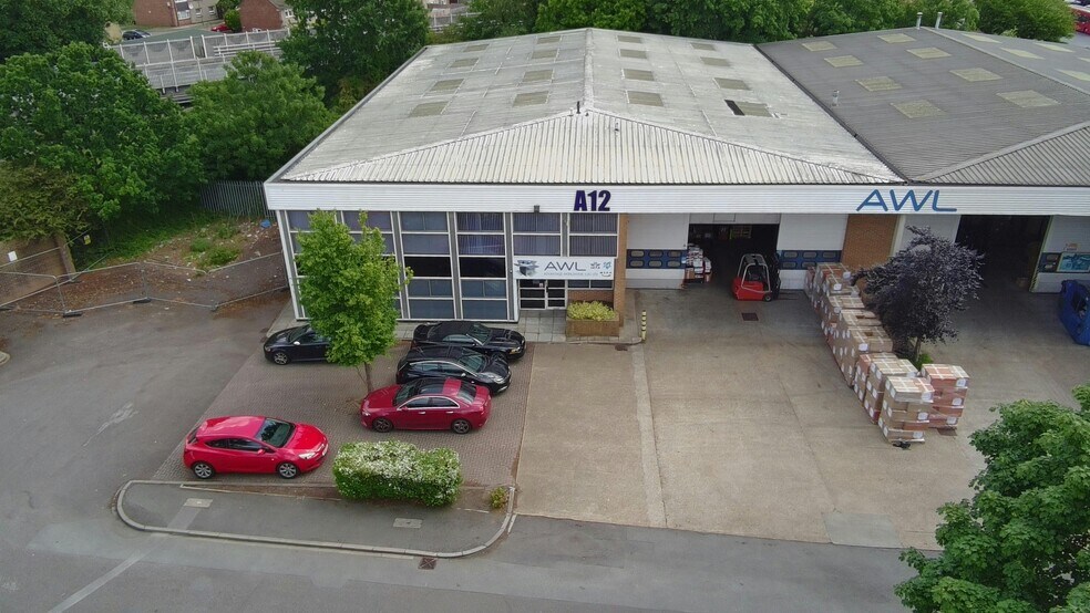 Brooklands Clos, Sunbury On Thames à louer - Photo du bâtiment - Image 2 de 10