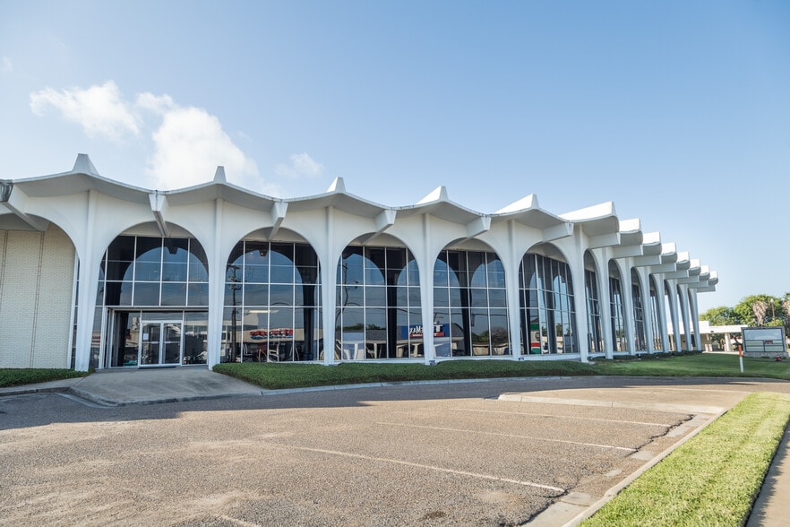 4215 S Staples St, Corpus Christi, TX à louer - Photo du bâtiment - Image 2 de 8