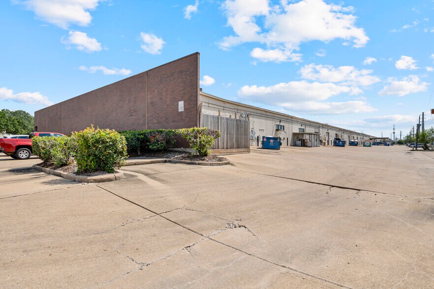 2525 W Bellfort St, Houston, TX à louer - Photo du bâtiment - Image 2 de 25