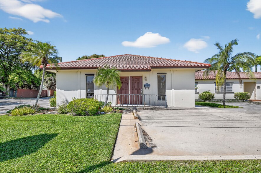 715 George Bush Blvd, Delray Beach, FL à louer - Photo du bâtiment - Image 3 de 6
