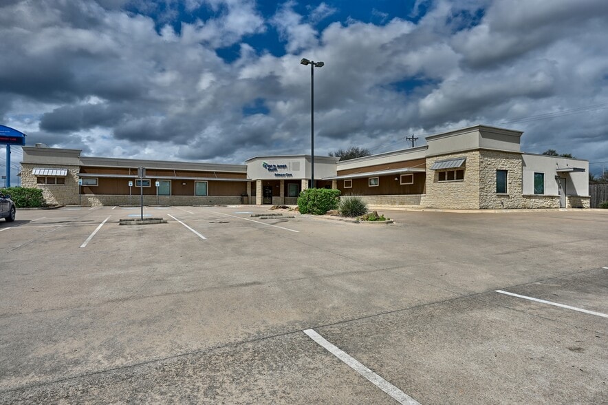 110 Highway 290, Brenham, TX à vendre - Photo du bâtiment - Image 2 de 8